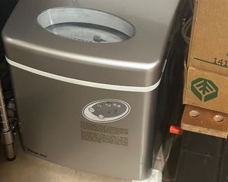 ICE MAKER