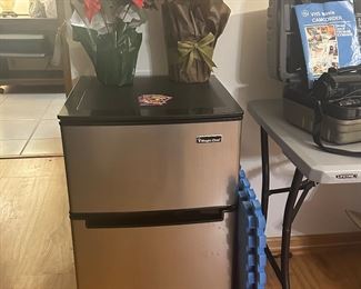 MAGIC CHEF FRIDGE NEW CONDITION
