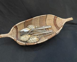 T008 Basket And Serving Pieces
