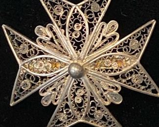 T027 Vintage Filigree 800 Silver Maltese Cross Brooch