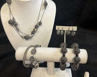 T088 Black And Silver Tone Jewelry