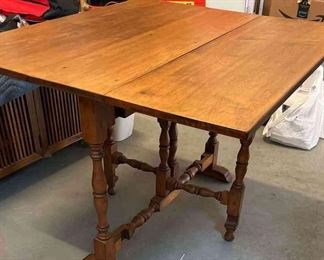 T222 English Gate Leg Drop Leaf Table
