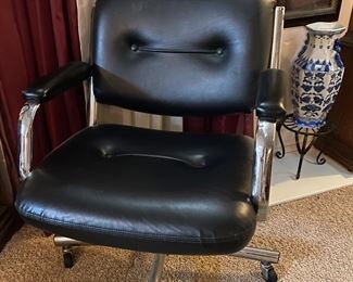 United Chair Co. Black & Chrome Swivel Rolling Office Chair 