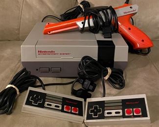 Original Nintendo NES 1988 w/ Zapper & Two Controllers 