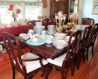 Thomasville Dining Room Table with 8 Chairs & 2 Leaves
