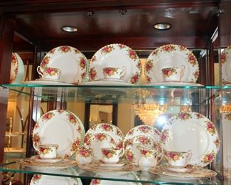 120+ pcs. Royal Albert Old Country Roses