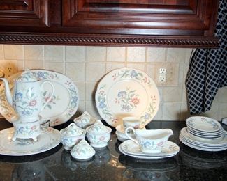 100+ pcs. Villery & Boch Delia