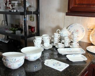 100+ pcs. Villery & Boch Delia