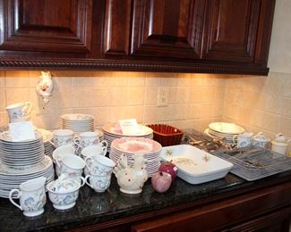 100+ pcs. Villery & Boch Delia