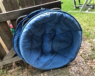 Folding saucer chairs