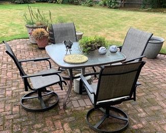 Outdoor Patio Table and 4 Chairs