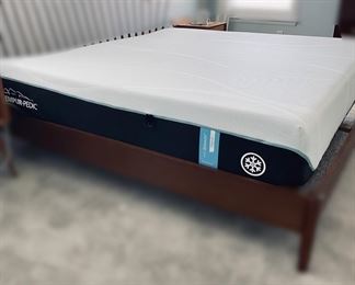 Tempur-Pedic -PRObreeze Medium Hybrid Mattress, King, 12 inch Memory Foam Hybrid