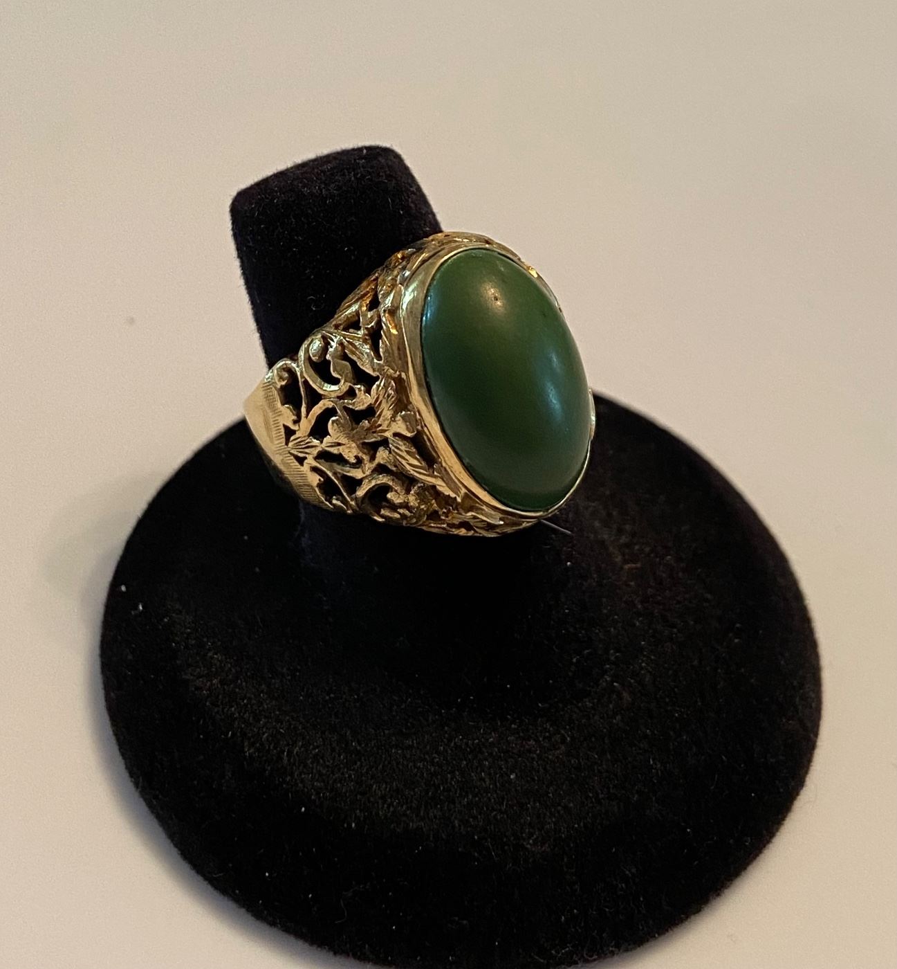Jade Ring in 18 kt gold
