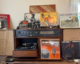Vintage Stereo with turn table and speakers/General Electric Folds up
