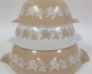 VINTAGE PYREX 3-PIECE LEAF BOWL SET