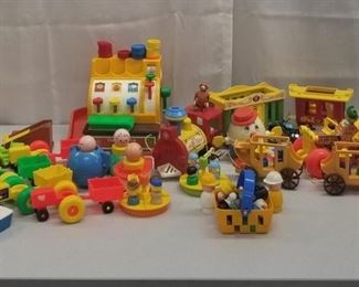 COLLECTION OF VINTAGE FISHER PRICE LITTLE PEOPLE
