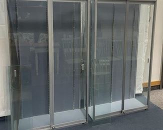 2 LIGHTED AND LOCKABLE GLASS DISPLAY CASE