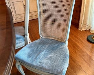 #17	Vintage White of Mebane made in North Carolina dining table with 6 chairs and 2 leaves 70-110x44x30	SOLD