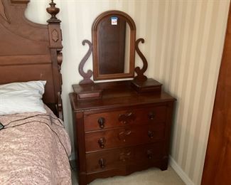 Beautiful walnut 3 drawers antique dresser