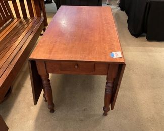 VERY NICE DROP LEAF TABLE. WONDERFUL TABLE