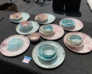 UNIQUE DINNERWARE
