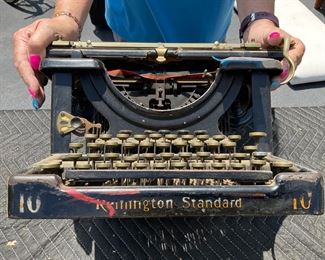 VINTAGE TYPEWRITER
