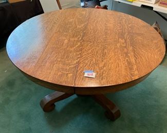 WONDERFUL ROUND OAK TABLE WITH THREE LEAVES. NO CHAIRS