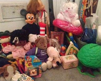 "Forest Hills Treasures" in Augusta, GA. Closing 8pm Mon 6/19. Pickup is Tue 6/20 from 2-6p. Please click here to see more photos, descriptions, and current bids: https://ctbids.com/estate-sale/22139