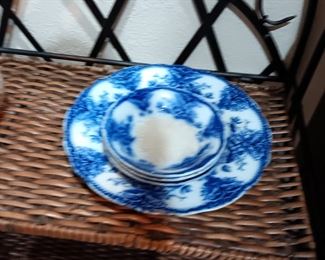 COLLECTIBLE PLATES ,1 HAS DAMAGE