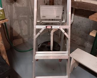ALUMINUM LADDER