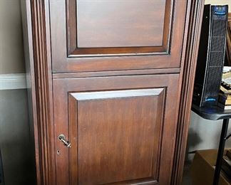 Howard Miller Cognac dry bar