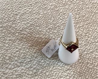 10K yellow gold Garnet ring