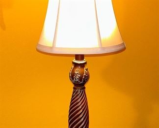 Classically elegant table lamp 
