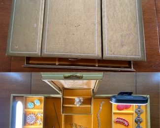 Vintage Fashion Jewelry 
Vintage Collapsible Jewelry Box