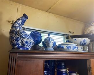 Blue and white ceramic pieces 