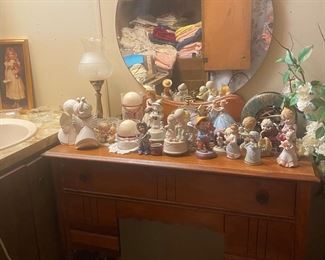 Vintage vanity table 