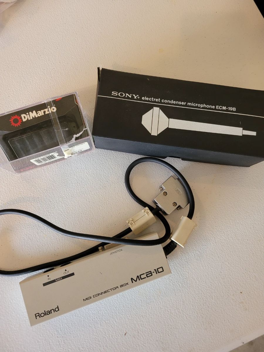 Dimarzio Fred Pickup
Sony Ecm-19B
Roland MCB-10