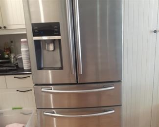Samsung Refrigerator/Freezer with Ice Maker & Water Dispenser  