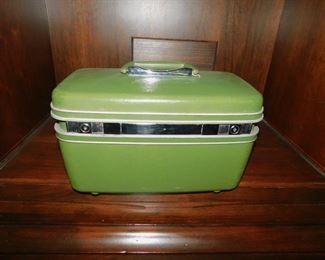VINTAGE SAMSONITE COSMETIC LUGGAGE WITH KEYS