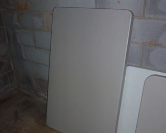 FOLDING TABLE