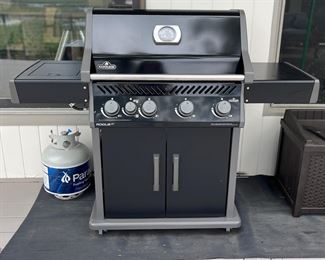 Napoleon Rogue XT Model Propane Grill, C. 2020 - NOTE: PICKUP FOR THIS ITEM IS JULY 23, 2023