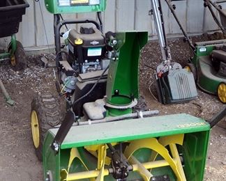 John Deer 30" Snow Blower, Model 1330SE, Powers On