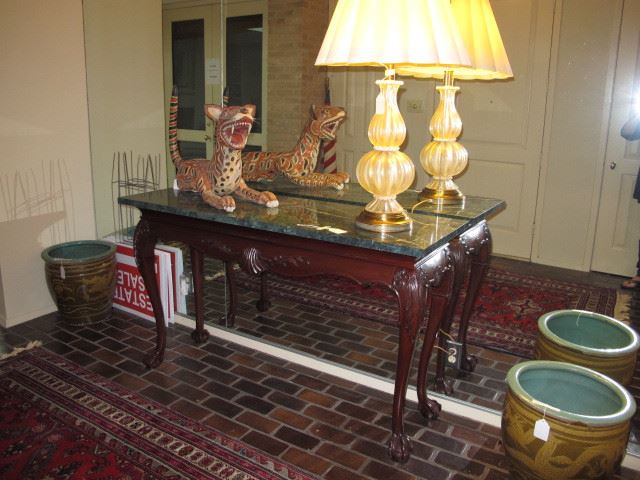 Beautiful gold Murano lamp, marble top entry table and pair of large Chinese dragon vases