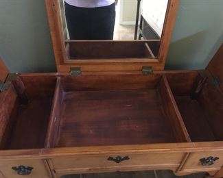 2nd dressing table antique