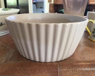 Beige baking bowl