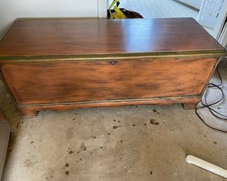 Nice vintage Lane cedar chest / trunk