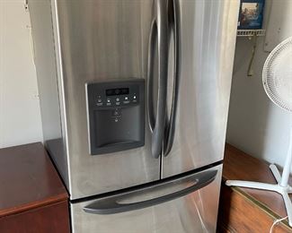 CLEAN Kenmore side by side refrigerator, works 100% Pre-sale priced @ $295 message me if interested.