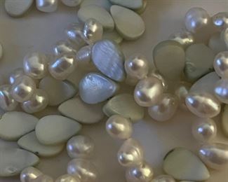 Flat shell pearl and baroque pearl necklace.