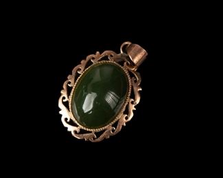 Oval Green Stone Set In 18k Yellow Gold Pendant