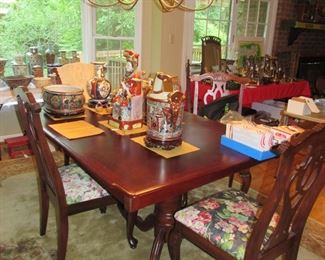 Beautiful Dining Room suite with 6 chairs, 